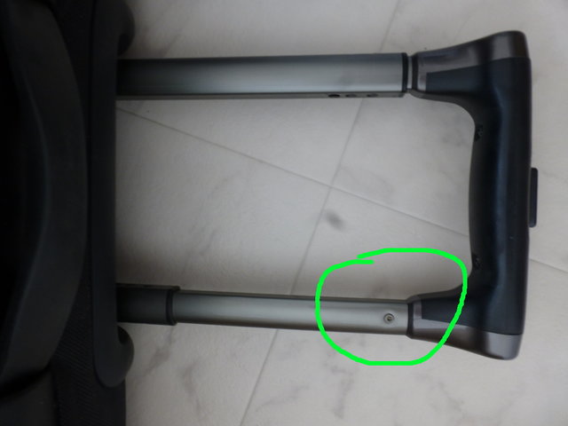 Stuck telescopic handle on a Samsonite suitcase